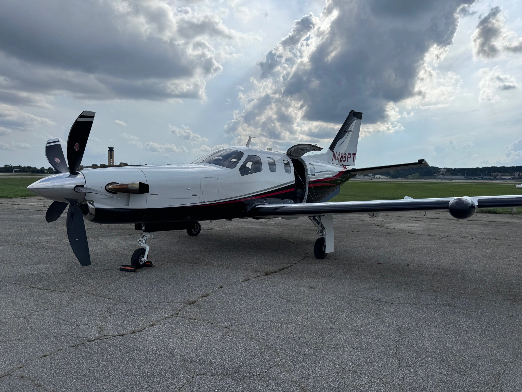 Photo of a plane from the left side